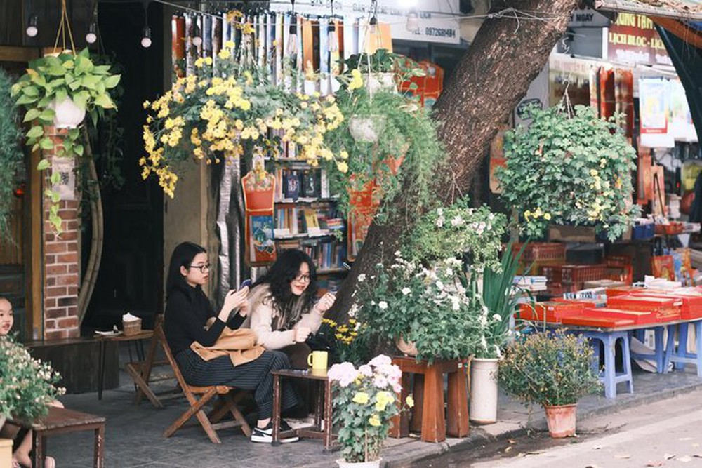 Chủ nhật cuối cùng của năm cũ: Người Hà Nội rủ nhau đi cà phê, ngắm phố phường ngập tràn sắc xuân