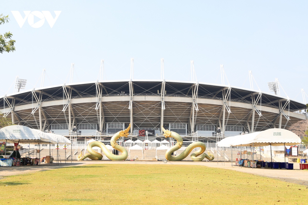 Sân đấu chung kết lượt về AFF Cup 2022: Mặt cỏ xanh mượt nhưng ghế ngồi xuống cấp - Ảnh 1.