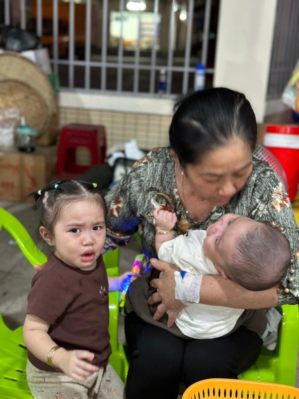 Lê Dương Bảo Lâm xót xa khi mẹ vợ nhập viện vẫn trốn về nhà thăm các cháu - Ảnh 3.