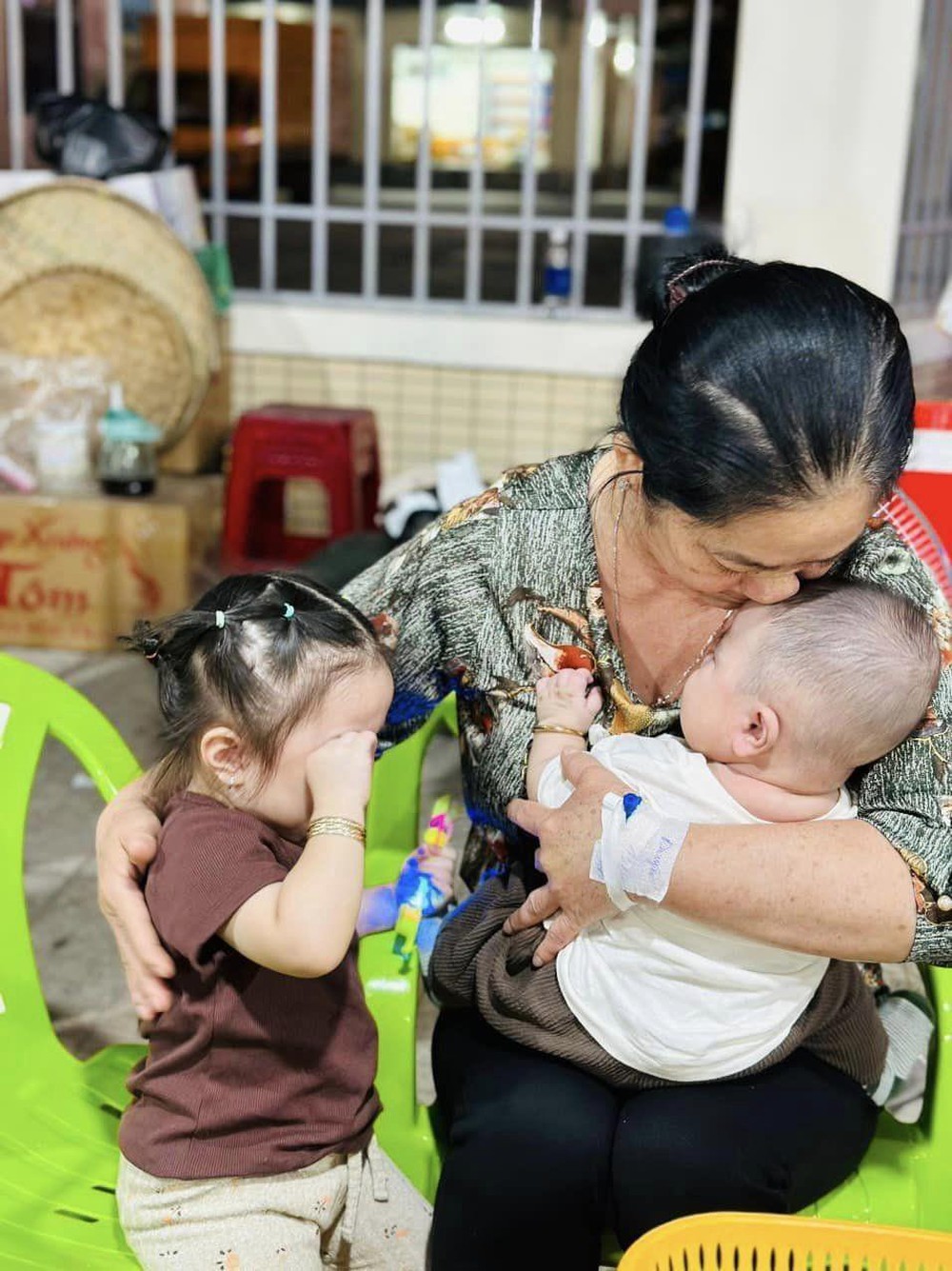 Lê Dương Bảo Lâm xót xa khi mẹ vợ nhập viện vẫn trốn về nhà thăm các cháu - Ảnh 1.