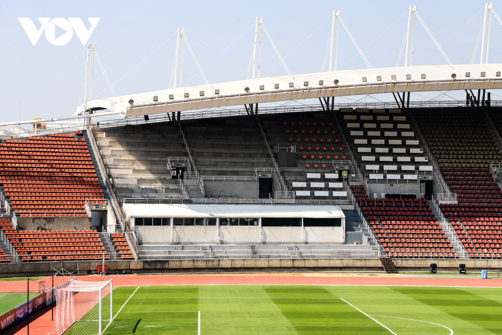 Sân đấu chung kết lượt về AFF Cup 2022: Mặt cỏ xanh mượt nhưng ghế ngồi xuống cấp - Ảnh 7.