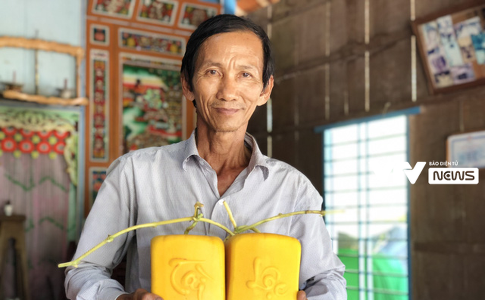 Tạo hình dưa hấu thành thỏi vàng, nông dân thu bạc triệu vụ Tết