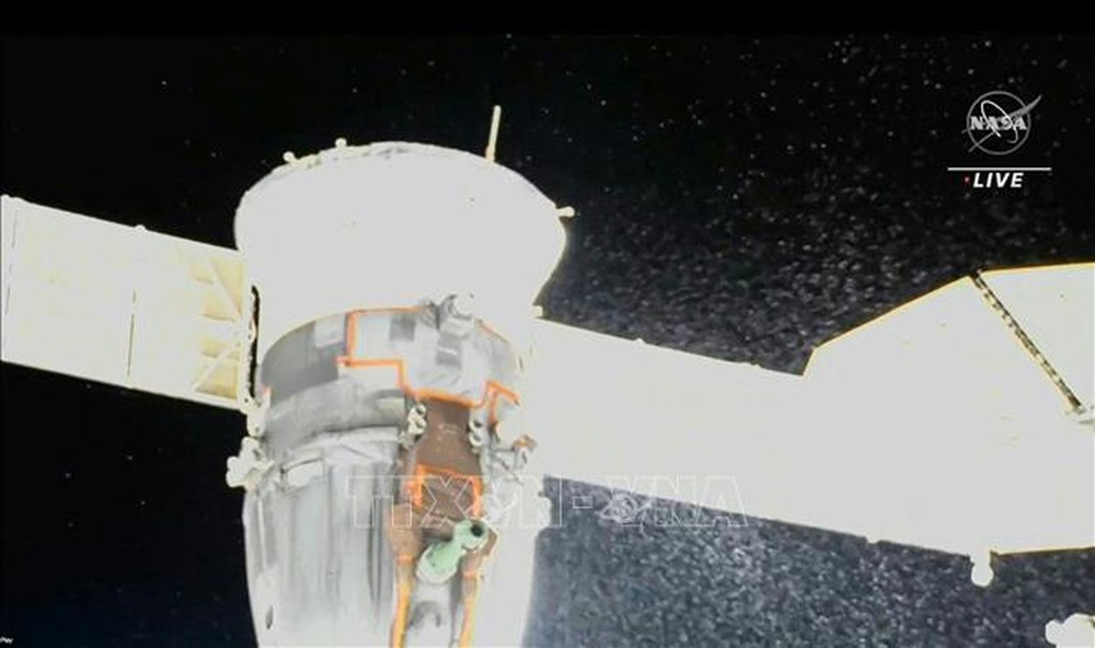 Nga sơ tán phi hành đoàn tại trạm ISS sau sự cố rò rỉ chất làm lạnh - Ảnh 1.