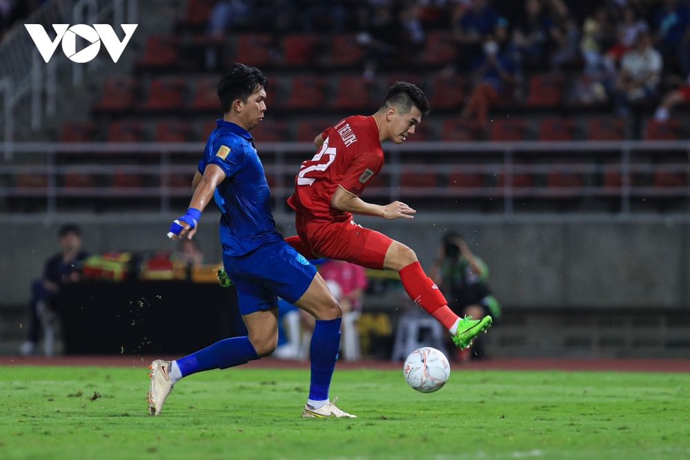 TRỰC TIẾP Thái Lan 1 - 0 ĐT Việt Nam: Thầy Park chơi tất tay - Ảnh 1.