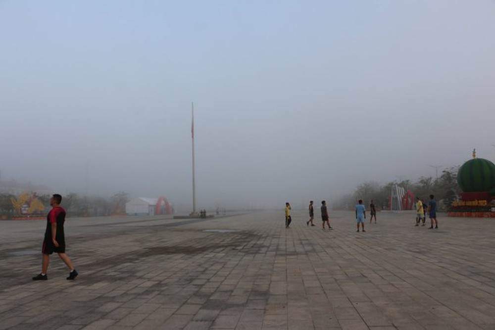 CLIP: Sương mù dày đặc ở miền Tây khiến người dân lo lắng - Ảnh 2.