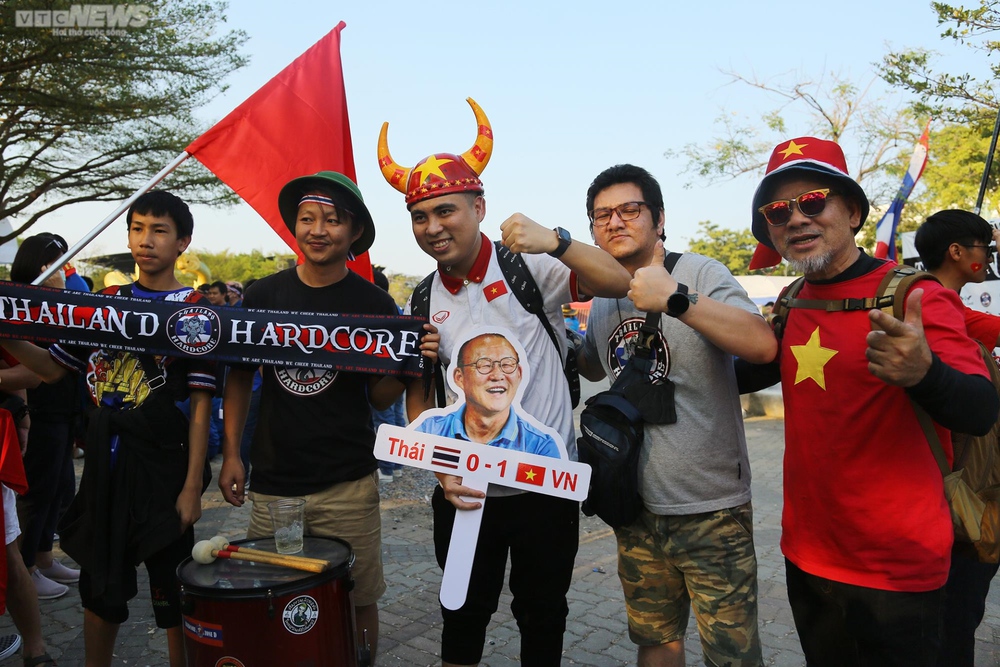 CĐV Việt Nam rực sắc đỏ tiếp lửa thầy trò HLV Park Hang Seo đấu tuyển Thái Lan - Ảnh 3.