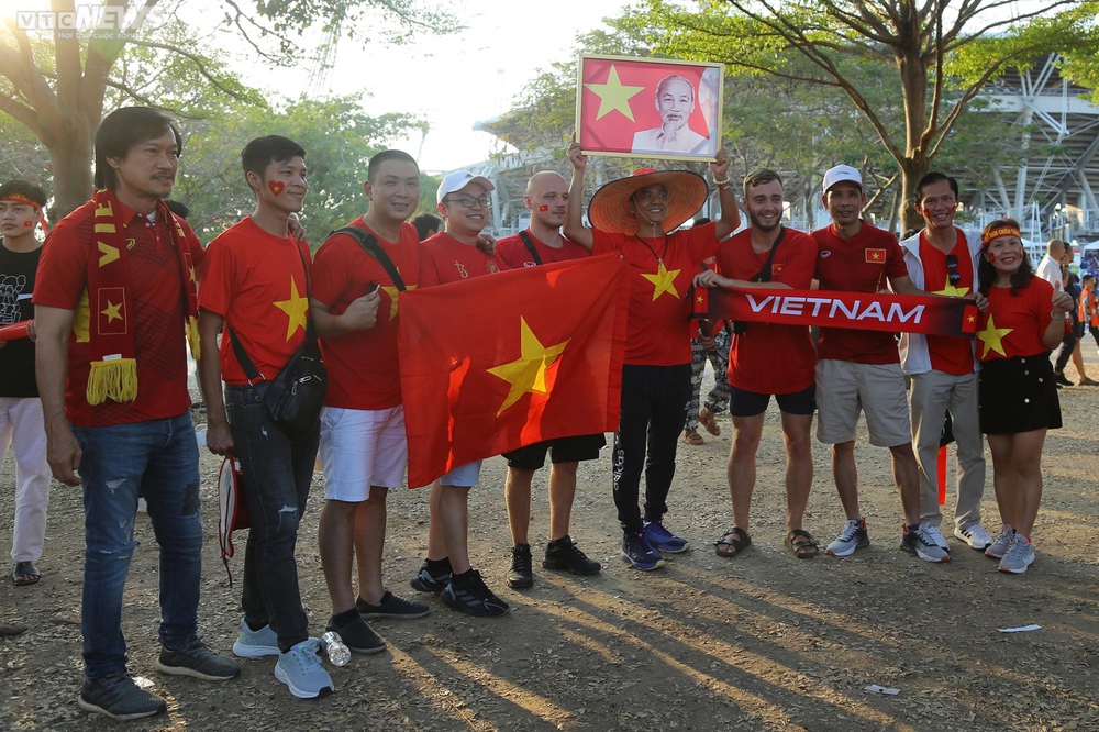 CĐV Việt Nam rực sắc đỏ tiếp lửa thầy trò HLV Park Hang Seo đấu tuyển Thái Lan - Ảnh 2.