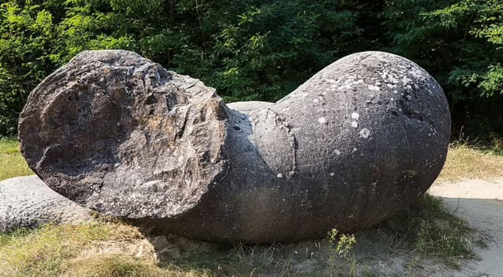 Những tảng đá bí ẩn biết ‘sinh nở’ ở Romania - Ảnh 7.