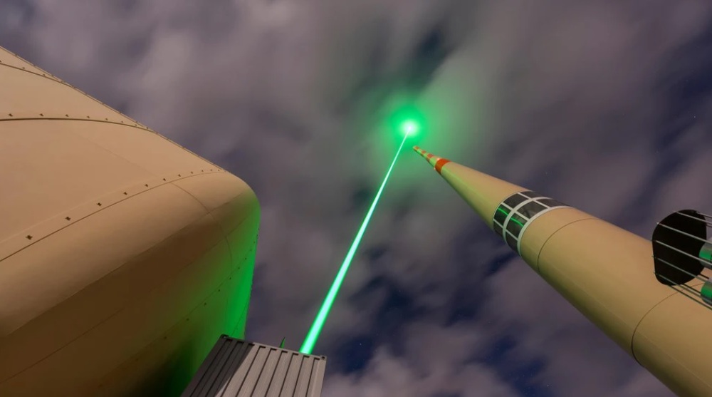 Các nhà khoa học lần đầu tiên dùng laser dẫn đường tia sét - Ảnh 1.