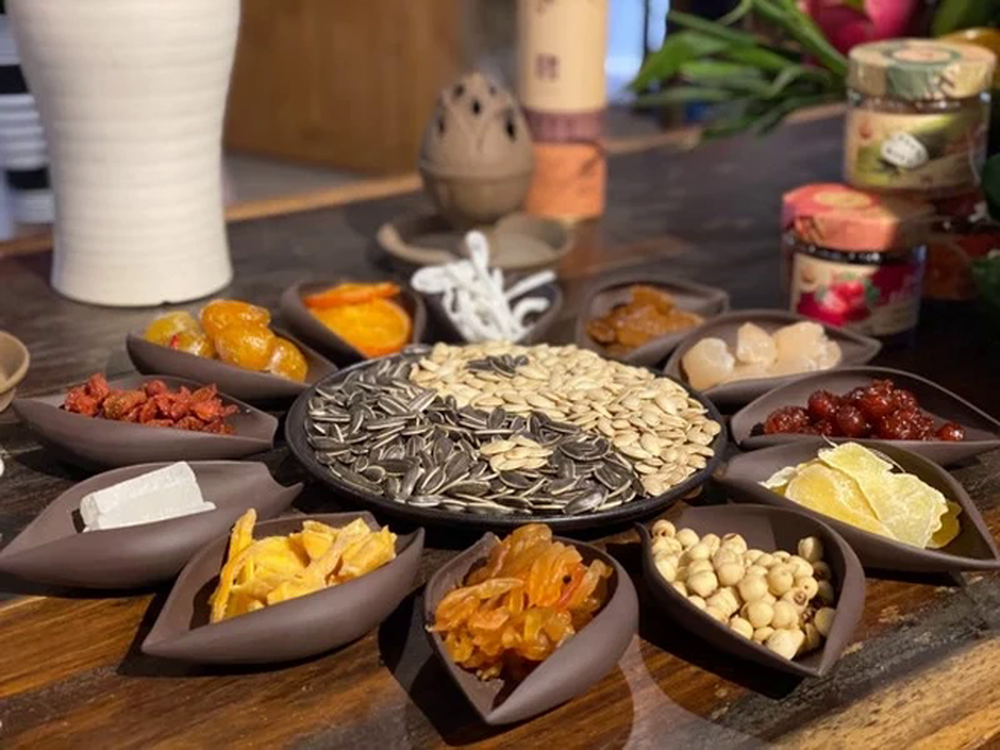 Mẹ sắm bánh kẹo Tết, con liền lén khui ra ăn: Tình trạng chung của nhiều nhà khiến dân mạng bật cười