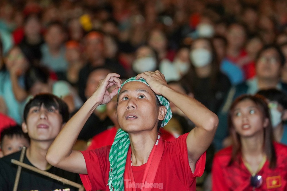 Cổ động viên TPHCM buồn vì thua trận nhưng vẫn chăm chỉ dọn rác trên đường Lê Duẩn trước khi ra về - Ảnh 4.