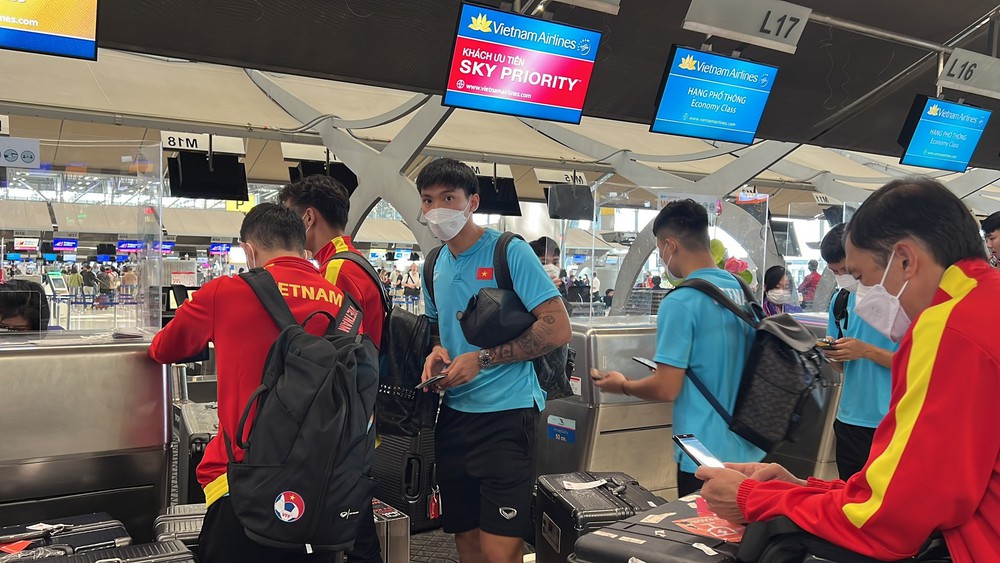 ĐT Việt Nam được CĐV vây kín tại sân bay Thái Lan sau thất bại ở AFF Cup 2022 - Ảnh 9.