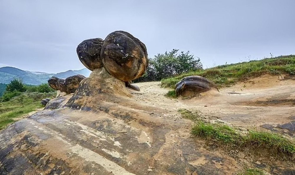 Những tảng đá bí ẩn biết ‘sinh nở’ ở Romania - Ảnh 3.