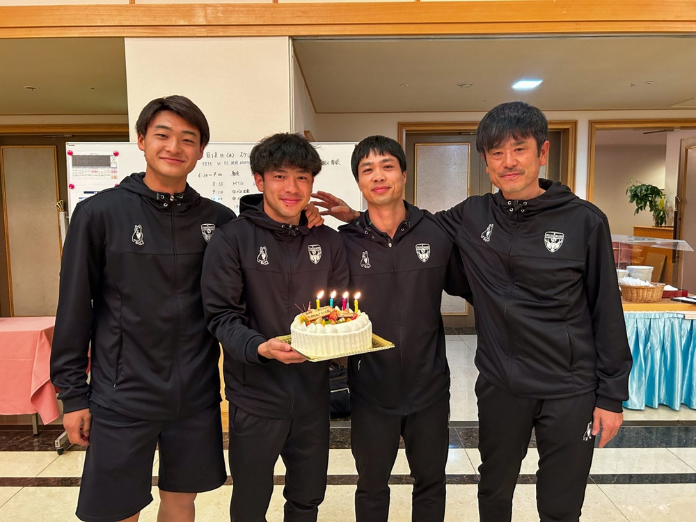 Công Phượng đón sinh nhật sớm cùng Yokohama FC - Ảnh 1.