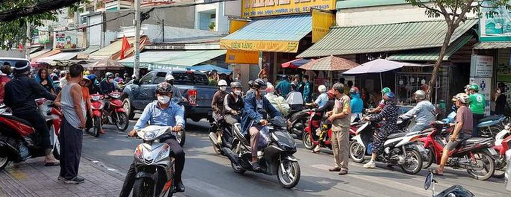 Người đàn ông lao ra từ 1 tiệm vàng ở quận 6 kèm theo tiếng tri hô của chủ tiệm - Ảnh 1.