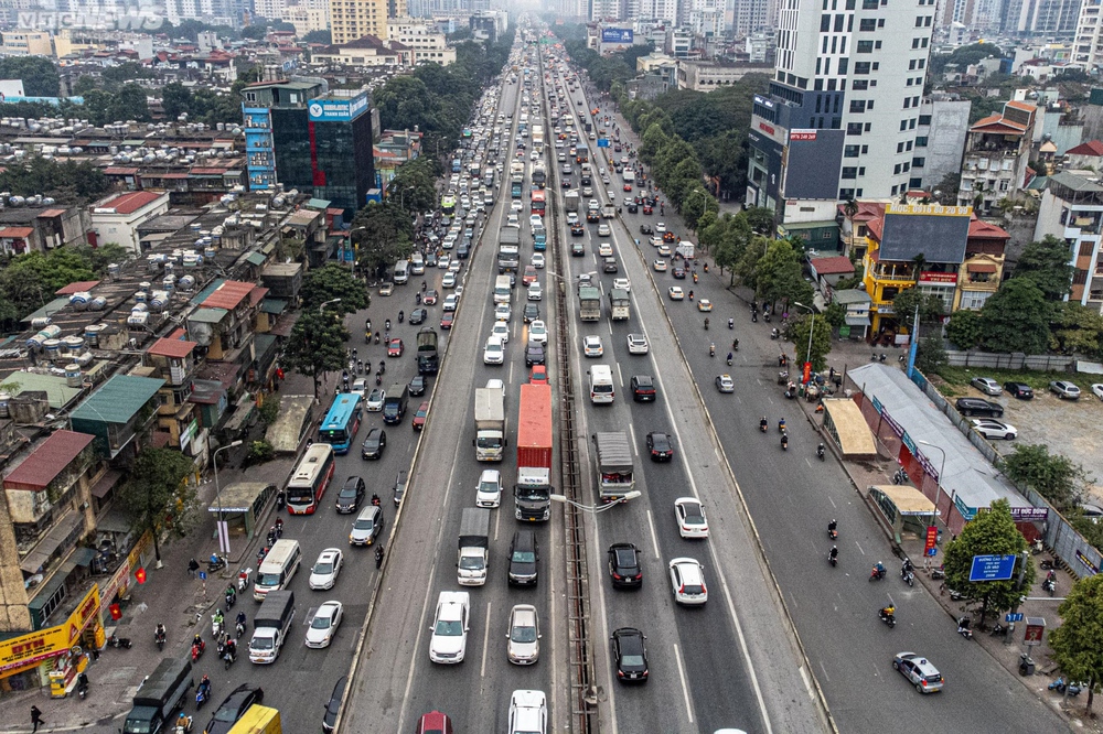 Người dân rời Hà Nội về quê đón Tết, cửa ngõ kẹt cứng - Ảnh 3.