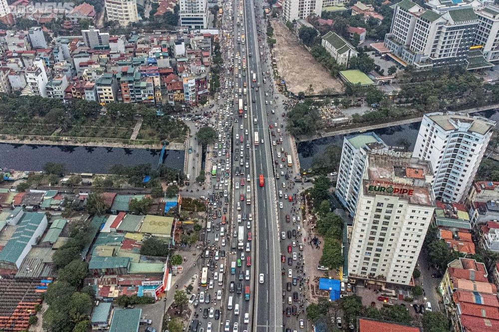 Người dân rời Hà Nội về quê đón Tết, cửa ngõ kẹt cứng - Ảnh 1.