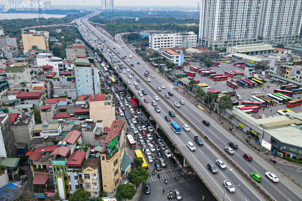 Cửa ngõ Hà Nội ùn tắc trong ngày làm việc cuối cùng trước kỳ nghỉ Tết - Ảnh 2.