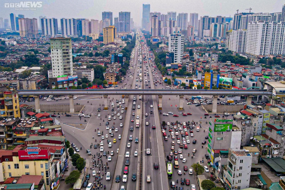 Cửa ngõ Hà Nội ùn tắc trong ngày làm việc cuối cùng trước kỳ nghỉ Tết - Ảnh 1.