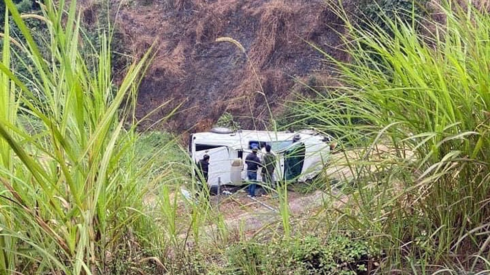 Đằng sau những bức ảnh TNGT: Nghi buồn ngủ, tài xế bán tải Mazda BT-50 lộn xuống vực trên cao tốc Nội Bài - Lào Cai - Ảnh 4.