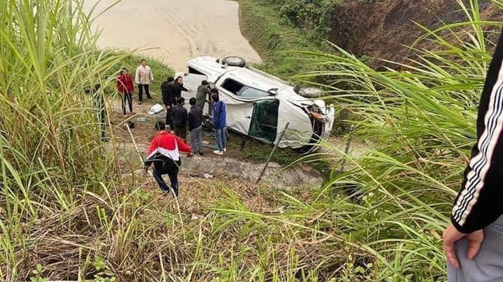 Đằng sau những bức ảnh TNGT: Nghi buồn ngủ, tài xế bán tải Mazda BT-50 lộn xuống vực trên cao tốc Nội Bài - Lào Cai - Ảnh 3.