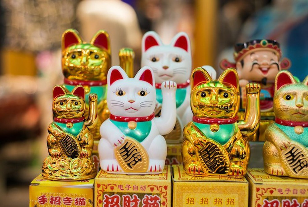Câu chuyện thú vị về nguồn gốc ra đời tượng mèo Maneki-neko may mắn nổi tiếng của Nhật Bản - Ảnh 2.