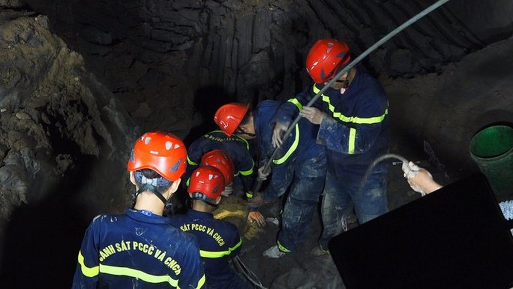 NÓNG: Giải cứu bé trai lọt vào trụ bê-tông sâu 35 m đang gặp khó khăn - Ảnh 3.