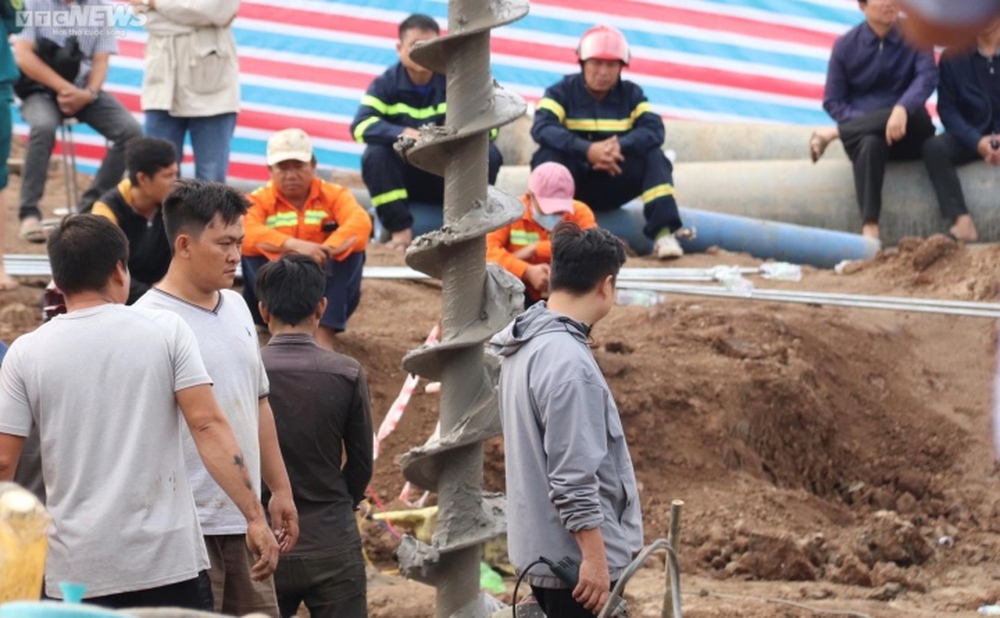 Hiện trường cứu nạn bé trai 10 tuổi lọt xuống trụ bê tông sâu 35m ở Đồng Tháp - Ảnh 2.