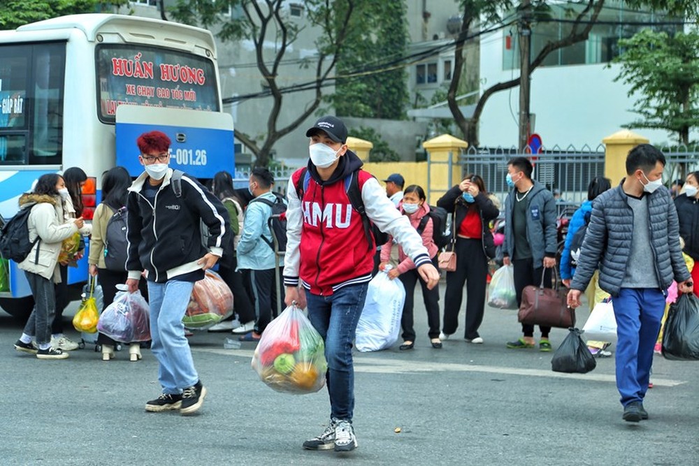 Người dân trở lại Thủ đô sau kỳ nghỉ lễ, giao thông Hà Nội ùn ứ - Ảnh 5.