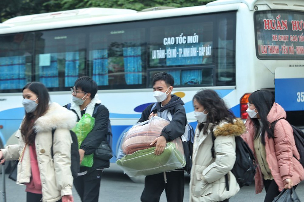 Người dân trở lại Thủ đô sau kỳ nghỉ lễ, giao thông Hà Nội ùn ứ - Ảnh 3.