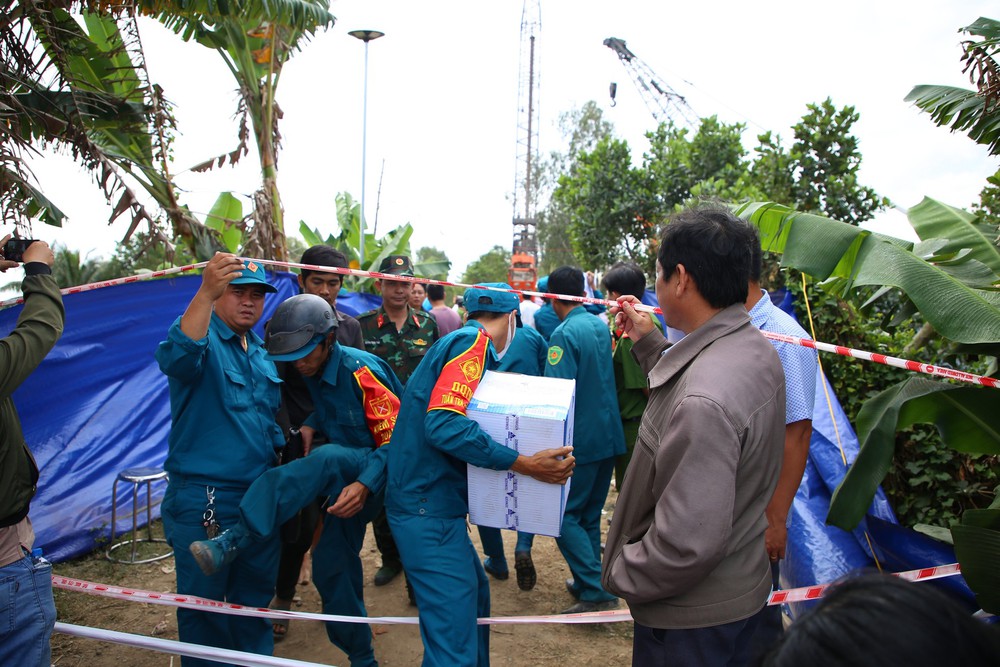 Hiện trường hơn 50 giờ căng như dây đàn cứu bé trai rơi xuống hố bê tông 35m - Ảnh 5.