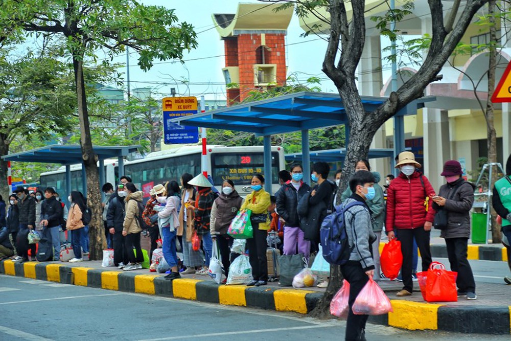 Người dân trở lại Thủ đô sau kỳ nghỉ lễ, giao thông Hà Nội ùn ứ - Ảnh 1.