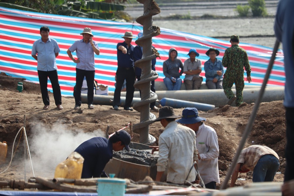 Hiện trường hơn 50 giờ căng như dây đàn cứu bé trai rơi xuống hố bê tông 35m - Ảnh 15.