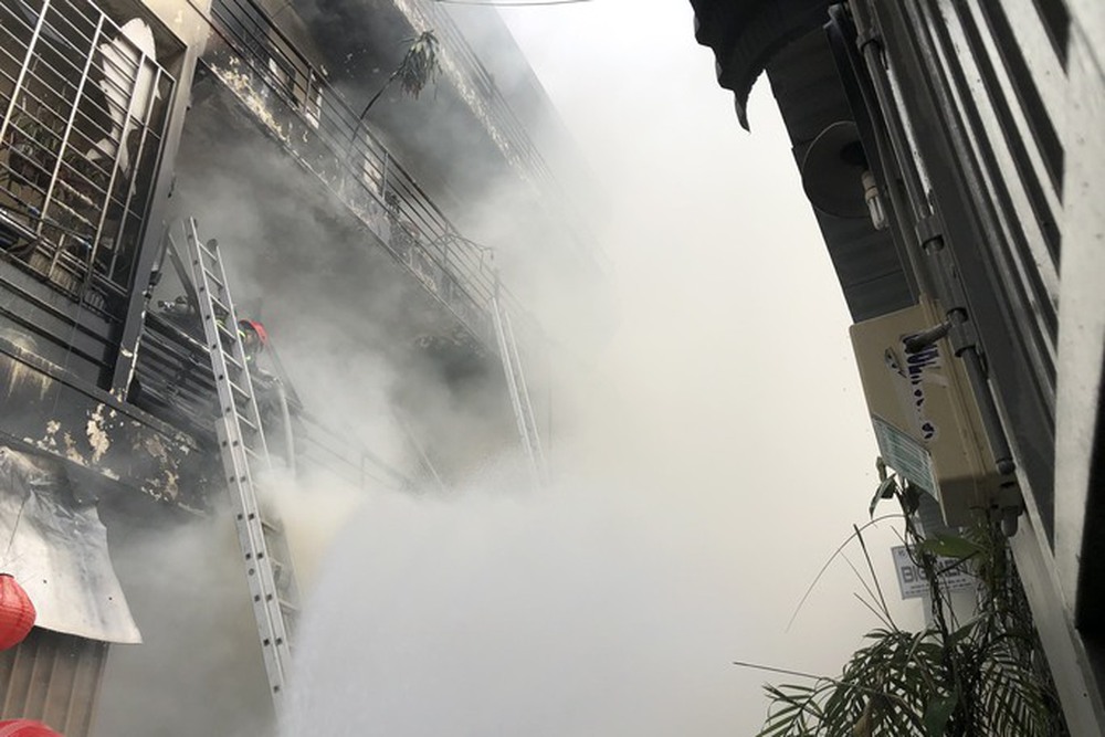 Hình ảnh cháy lớn trong hẻm ở Gò Vấp, 2 người mắc kẹt - Ảnh 2.