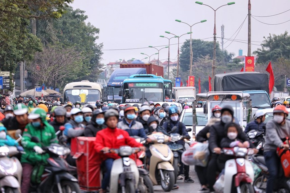 Người dân trở lại Thủ đô sau kỳ nghỉ lễ, giao thông Hà Nội ùn ứ - Ảnh 9.