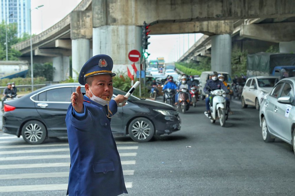 Người dân trở lại Thủ đô sau kỳ nghỉ lễ, giao thông Hà Nội ùn ứ - Ảnh 8.