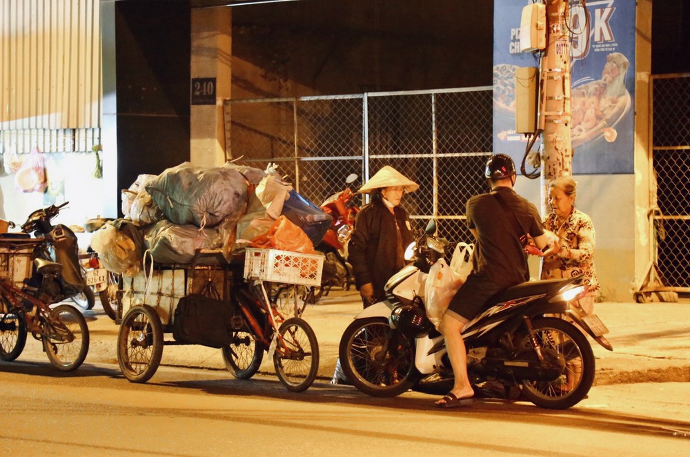 Không có nhà để về, người vô gia cư co ro trong đêm Sài Gòn ngày cận Tết