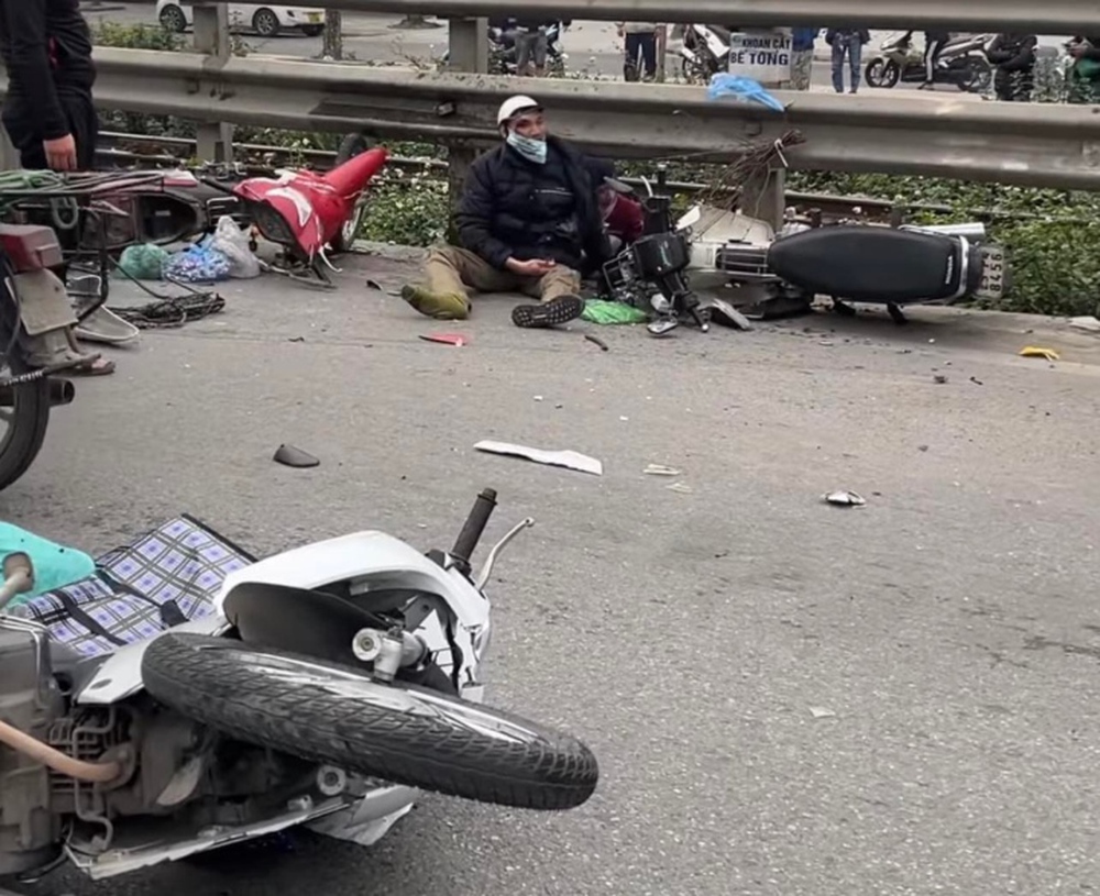 Hà Nội: Ô tô lao sang làn ngược chiều tông trúng 5 xe máy, 3 người nhập viện - Ảnh 1.