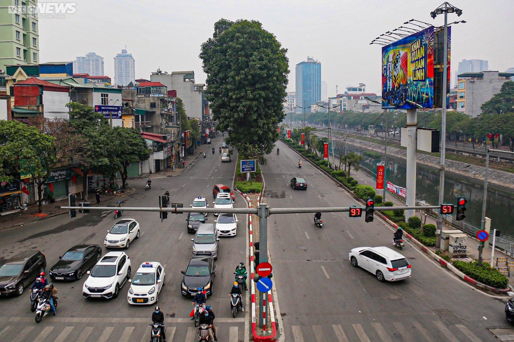 Đường phố Hà Nội thông thoáng sáng 29 Tết - Ảnh 7.