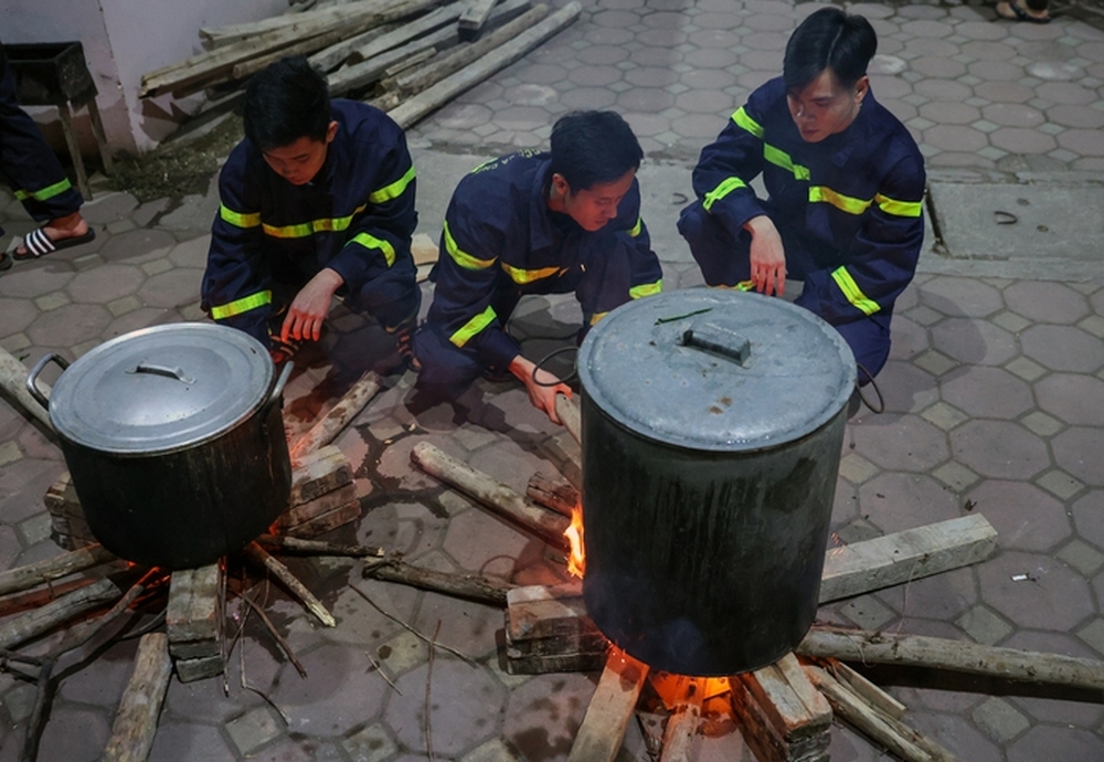 Ấm áp nồi bánh chưng đón Tết của chiến sĩ phòng cháy chữa cháy - Ảnh 12.