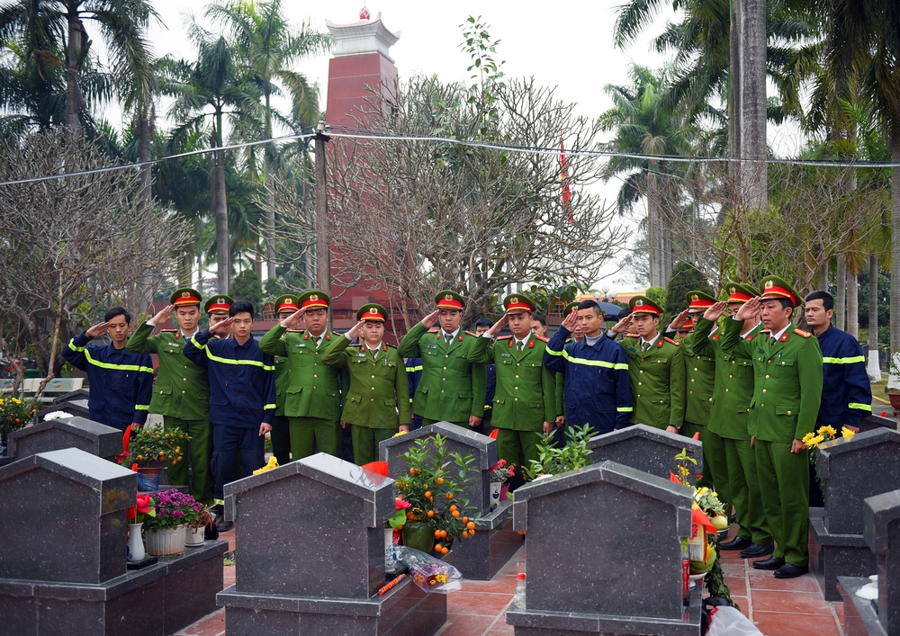 Ấm áp nồi bánh chưng đón Tết của chiến sĩ phòng cháy chữa cháy - Ảnh 2.