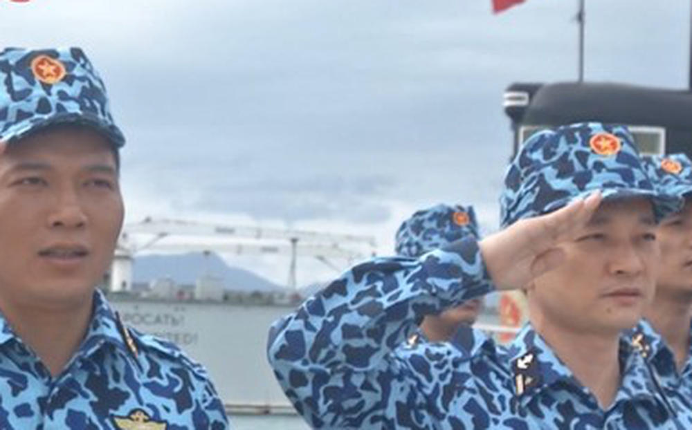 Xúc động, tự hào hình ảnh thủy thủ tàu ngầm Việt Nam đầu xuân Quý Mão