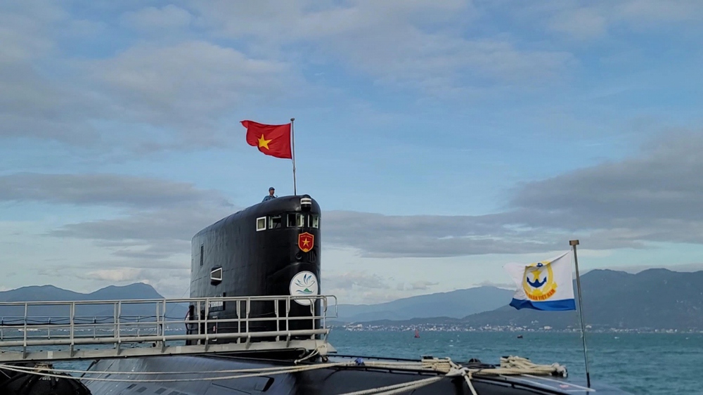 Những người lính tàu ngầm chào cờ đầu năm - Ảnh 1.