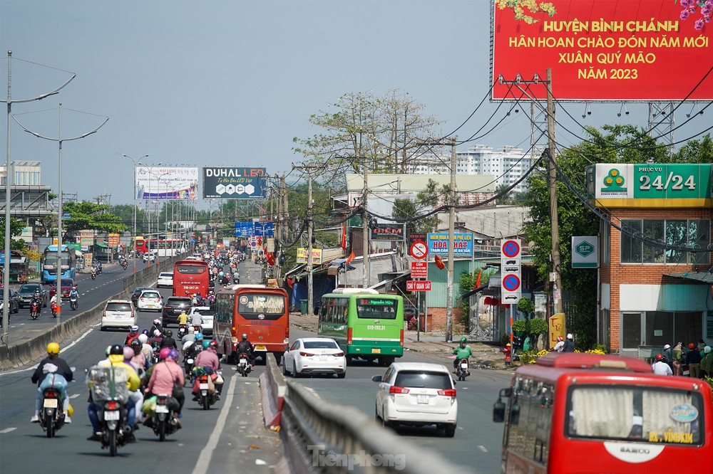 Mùng Bốn Tết, người dân miền Tây lỉnh kỉnh đồ đạc quay lại TPHCM - Ảnh 8.