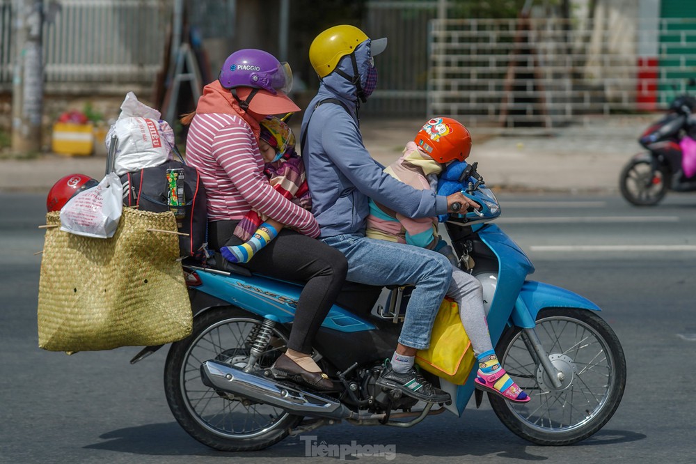 Mùng Bốn Tết, người dân miền Tây lỉnh kỉnh đồ đạc quay lại TPHCM - Ảnh 3.