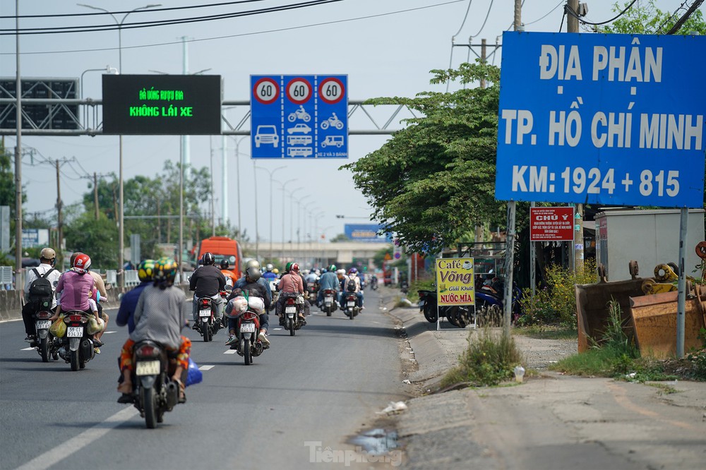 Mùng Bốn Tết, người dân miền Tây lỉnh kỉnh đồ đạc quay lại TPHCM - Ảnh 2.