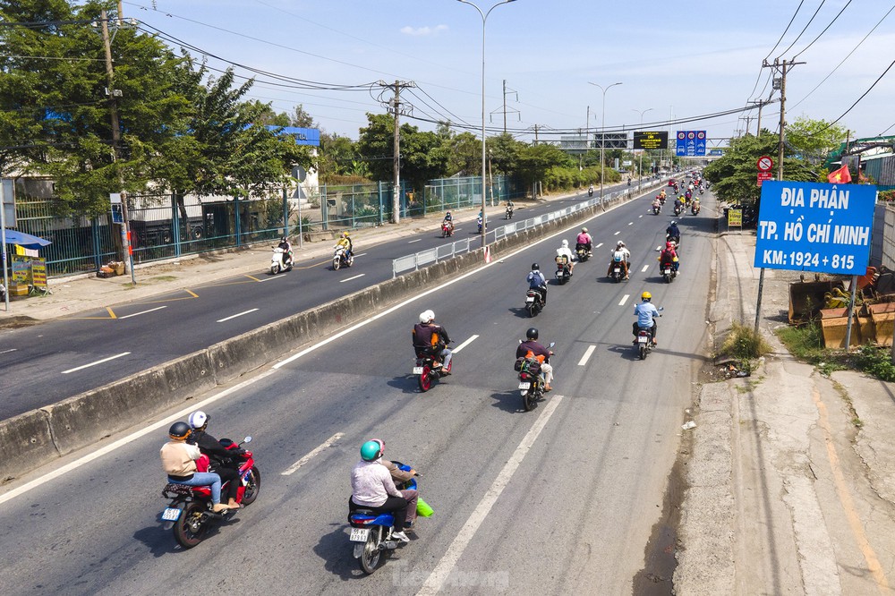 Mùng Bốn Tết, người dân miền Tây lỉnh kỉnh đồ đạc quay lại TPHCM - Ảnh 1.