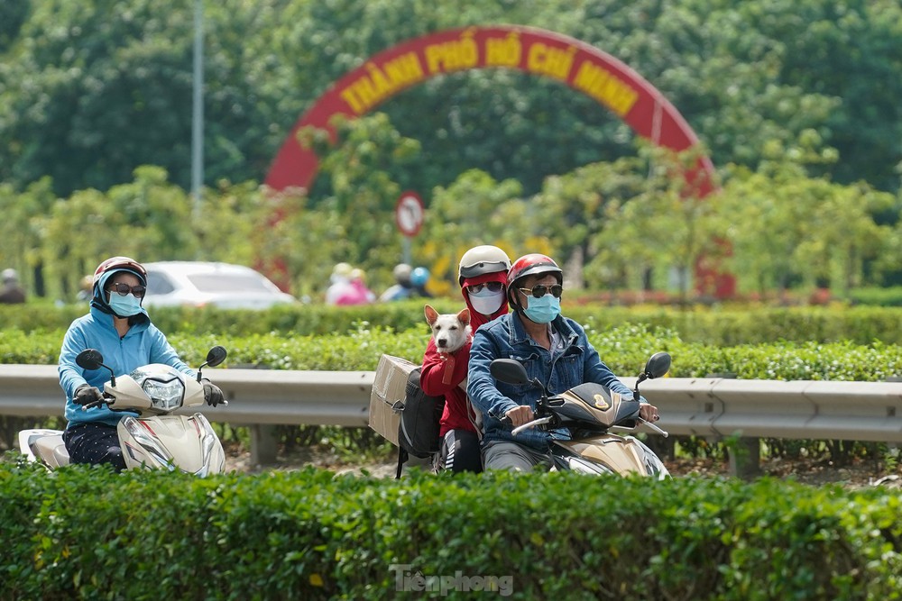 Mùng Bốn Tết, người dân miền Tây lỉnh kỉnh đồ đạc quay lại TPHCM - Ảnh 12.