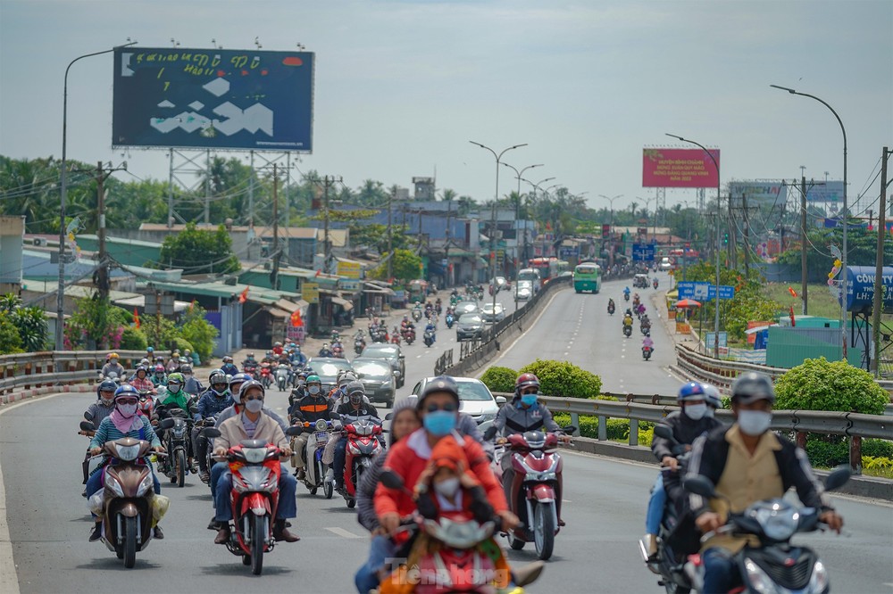 Mùng Bốn Tết, người dân miền Tây lỉnh kỉnh đồ đạc quay lại TPHCM - Ảnh 10.