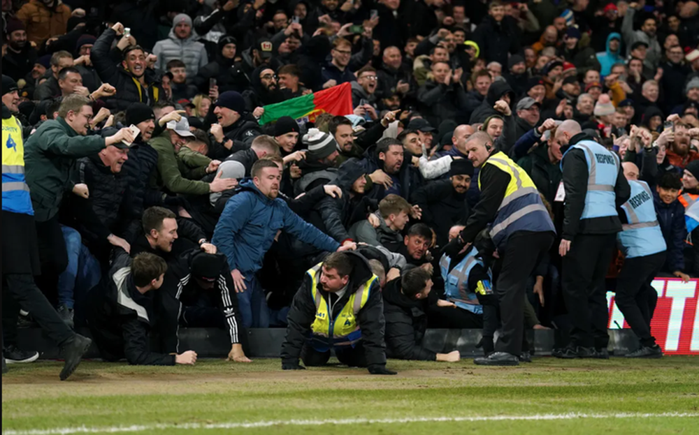 CĐV Man Utd ăn mừng đến sập bảng quảng cáo - Ảnh 3.